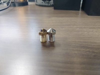 Side view of the nozzles, you can see the Steel one is slightly longer.